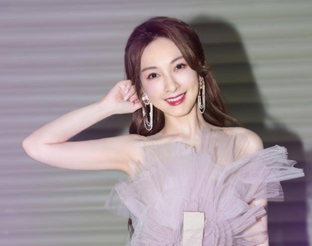 吴昕录节目戴假发了穿中国红蛋糕裙涂大红唇差点没认出来