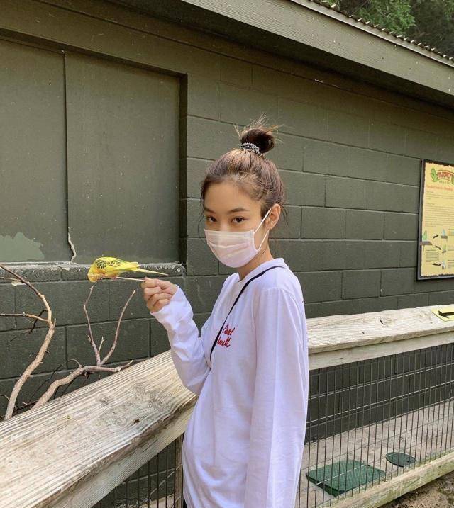 原创jennie低调出游白t配骑行裤这竹竿腿比蚂蚁腰还养眼