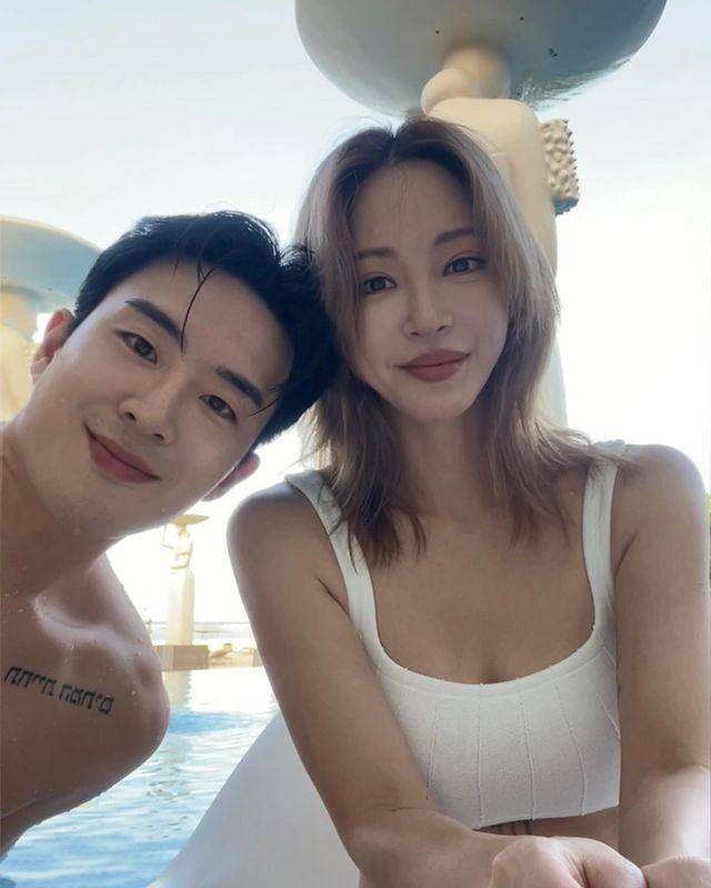 韩国知名女星,送男友知名品牌包,晒两人海边度假照,成热门话题_韩艺瑟