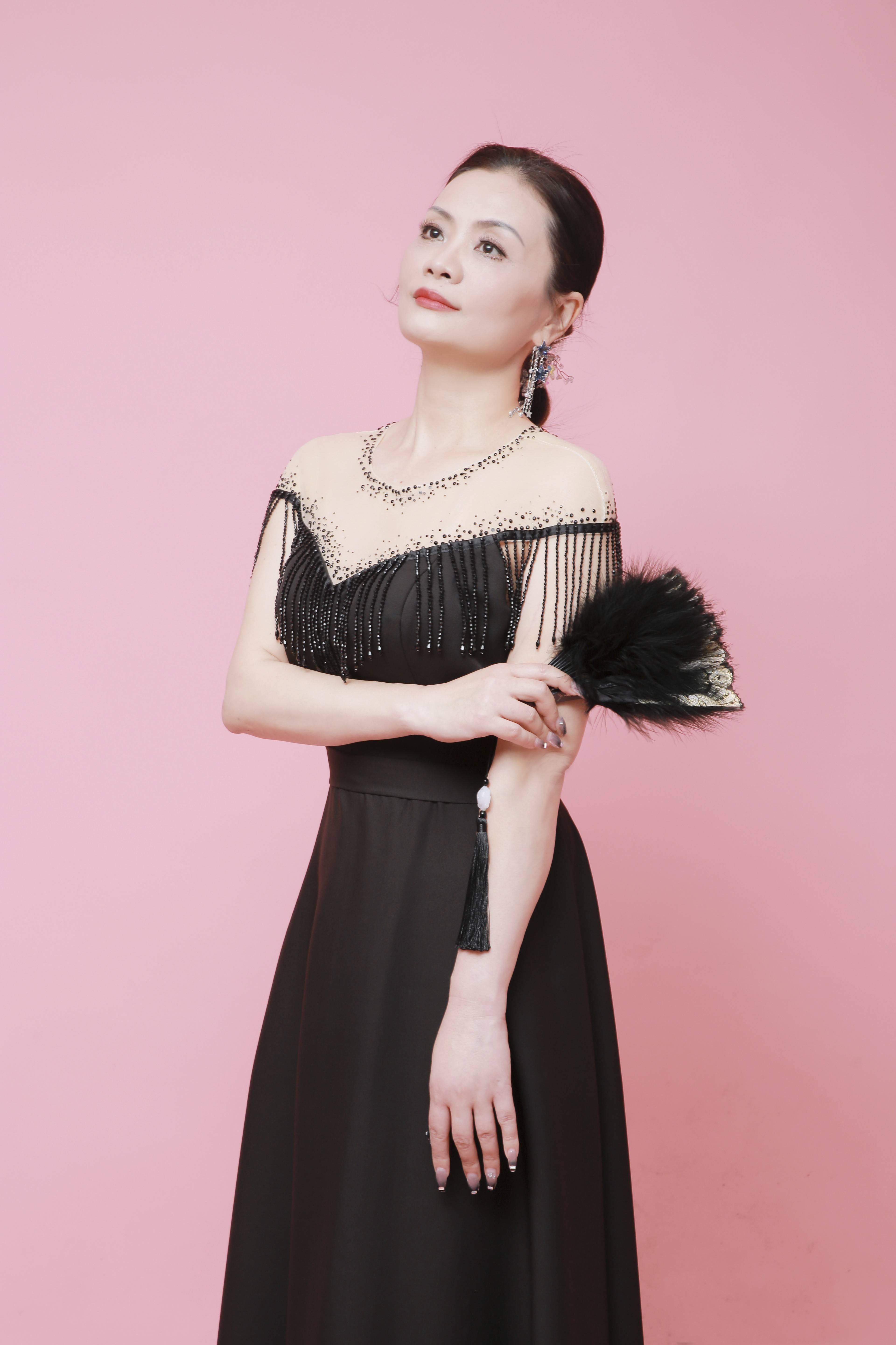 优雅绽放女模特严芳展现非凡魅力