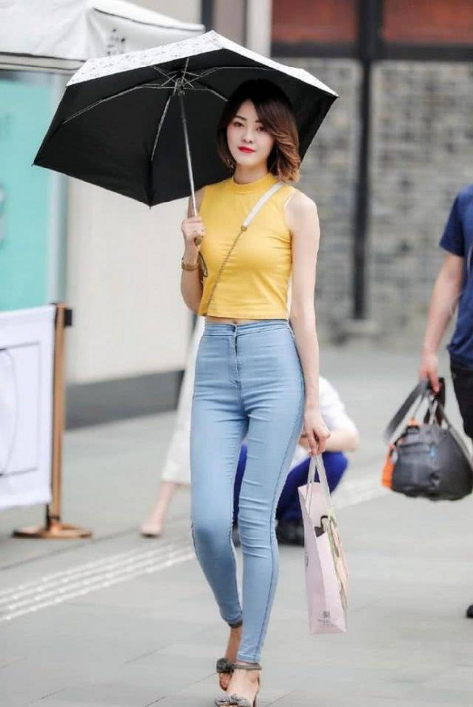 路人街拍浅蓝色牛仔裤搭配挂脖式背心看起来美美的