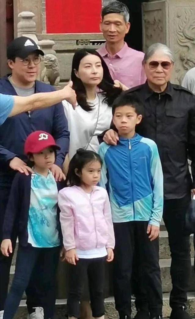 原创郭晶晶霍启刚带三娃回老家10岁霍中曦比老爸更像自己爷爷霍震霆