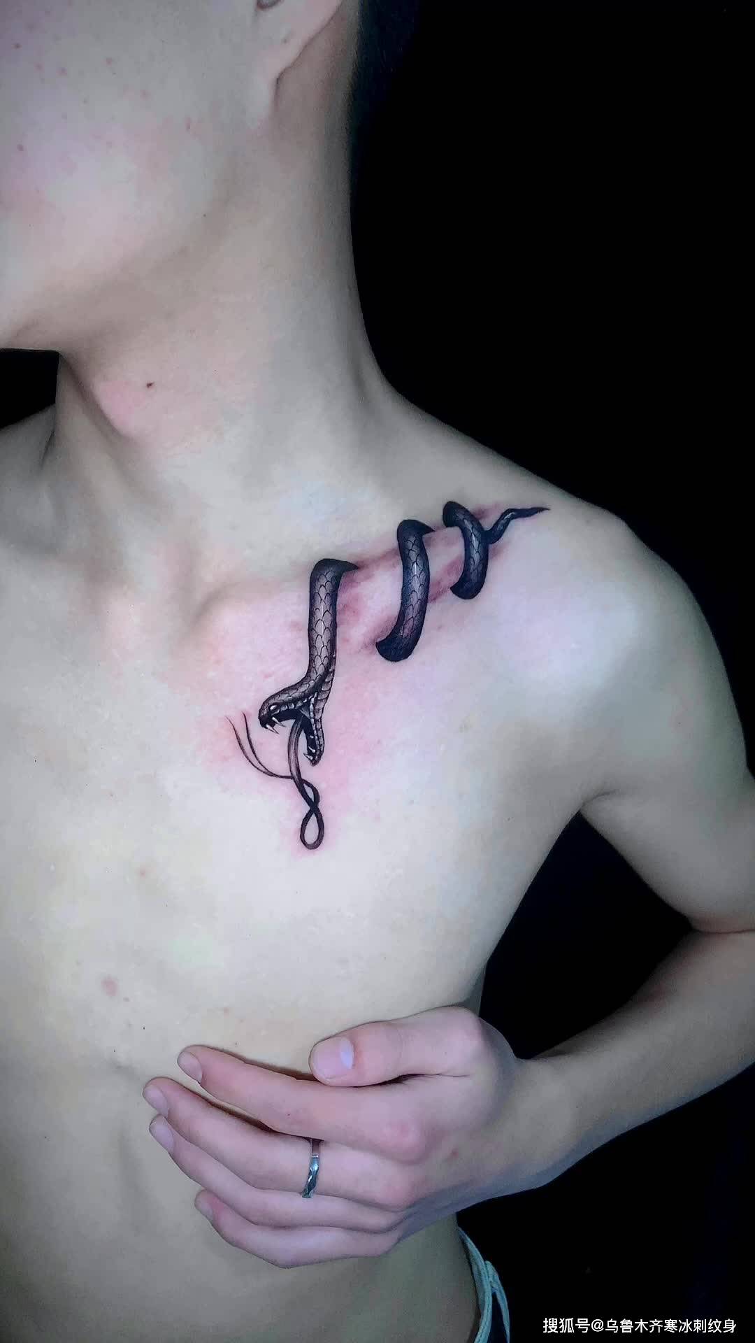 锁骨蛇纹身 图案图片 蛇盘锁骨