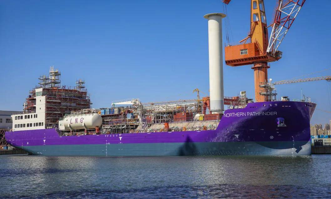 大连造船7500立方米液态二氧化碳运输船1号船2号船顺利出坞