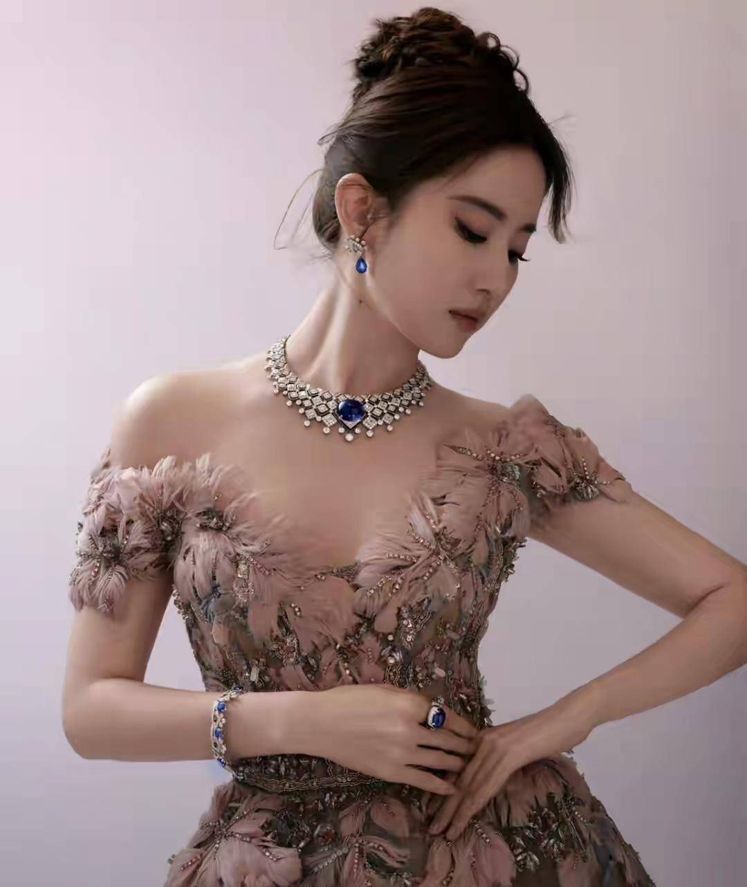 致使直角肩肆虐,人均细臂柳腰,咧嘴一笑皆白亮板正烤瓷牙,显然刘亦菲