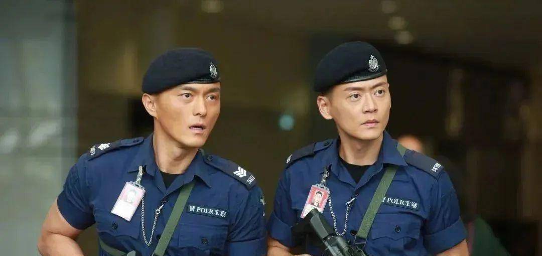 杨明,邓佩仪和王子轩之间的情感纠葛剧情方面,《机场特警》第一集就把
