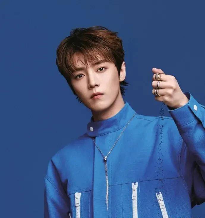 "京圈格格"关晓彤,二十岁与顶流恋爱,周杰伦是她的钢琴老师_鹿晗_恋情