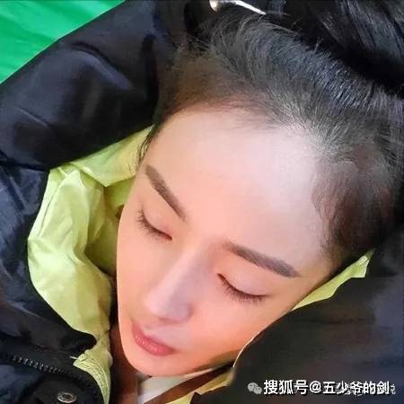 原创杨幂17岁时就与成龙合作照片流出引网友热议整没整容一目了然