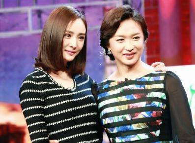 原创杨幂17岁时就被成龙搂在怀中举止亲密对比照揭露杨幂整容真相