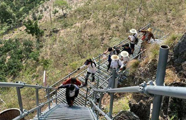 陈贝儿跟摄制队去到四川大凉山横断山脉的悬崖村,该地由于没有车路