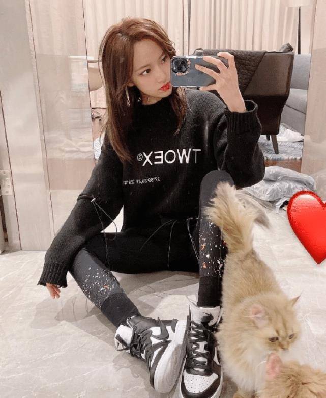 程潇为证明腿不粗大胆挑战骑士靴不料超显腿长