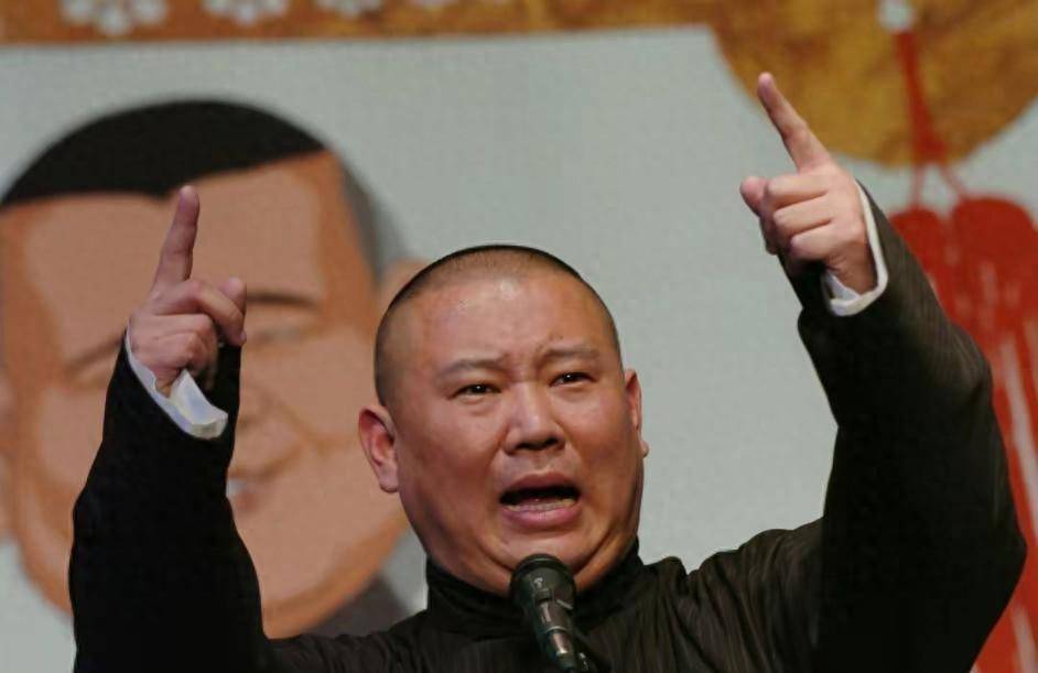 就在前不久的一天,某一位相声大师通过网络,明里暗里挖苦讽刺郭德纲