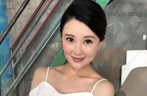 很多女明星还投资在她的名下,李小璐生孩子第一个通知她,也是为了突出