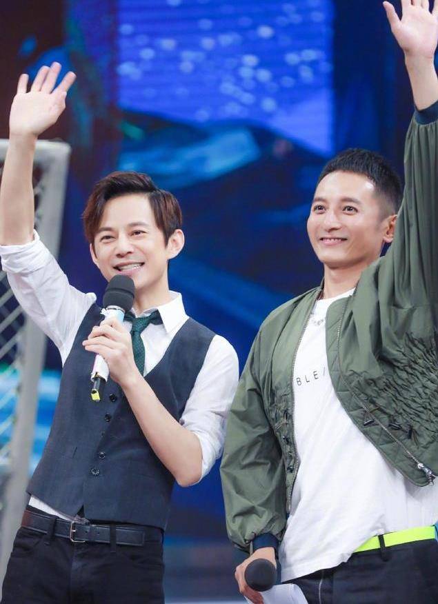 最开始的时候,《快乐大本营》是由何炅和李湘两个人主持的,为了增加新