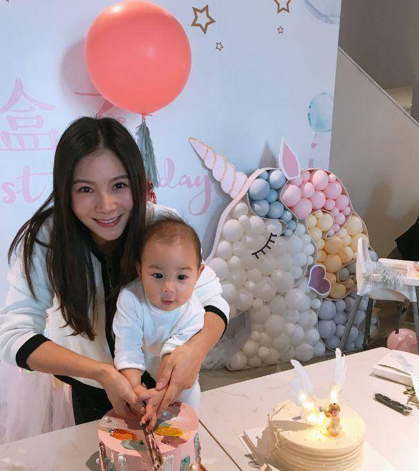 看出她的女儿十分的可爱,并且她的丈夫秦凯也发文祝福女儿生日快乐,还