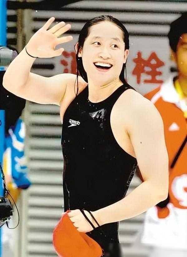 27岁奥运冠军退役后嫁给50岁的教练,还送他170万豪车,怎_刘子歌_人生