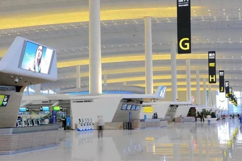 北部目前有白云国际机场,广州北站,广州国际港三大交通枢纽.