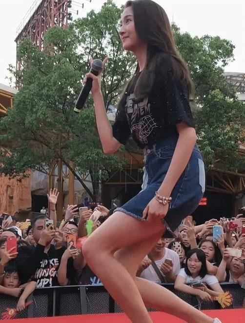 原创原创关晓彤穿10厘米短裙参加活动为跟粉丝合照下蹲小动作让人心疼