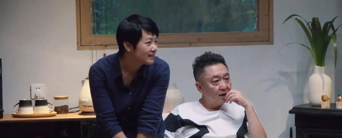 最近二人参加了一档综艺节目《幸福三重奏》,于谦跟比自己小十岁的