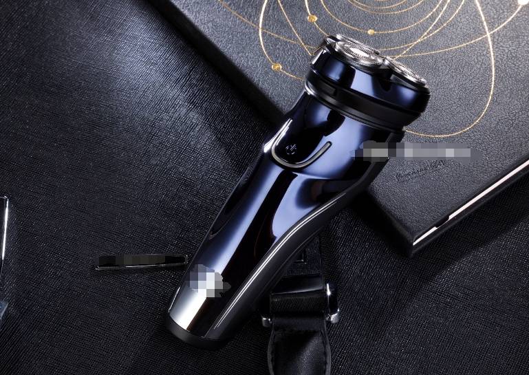 由于手动剃须刀直接接触皮肤,因此用户需要小心操作以避免割伤.