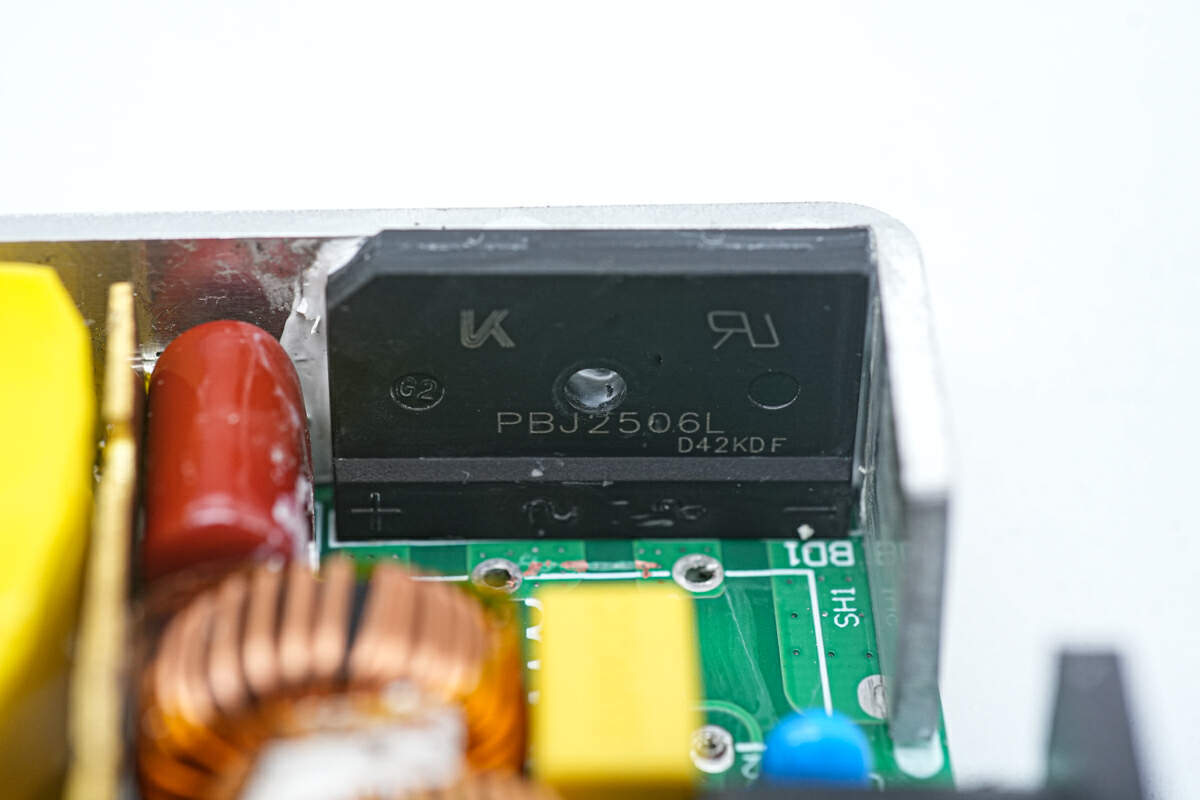 整流桥使用螺丝在固定散热片上,来自康虹半导体,型号pbj2506l,规格为