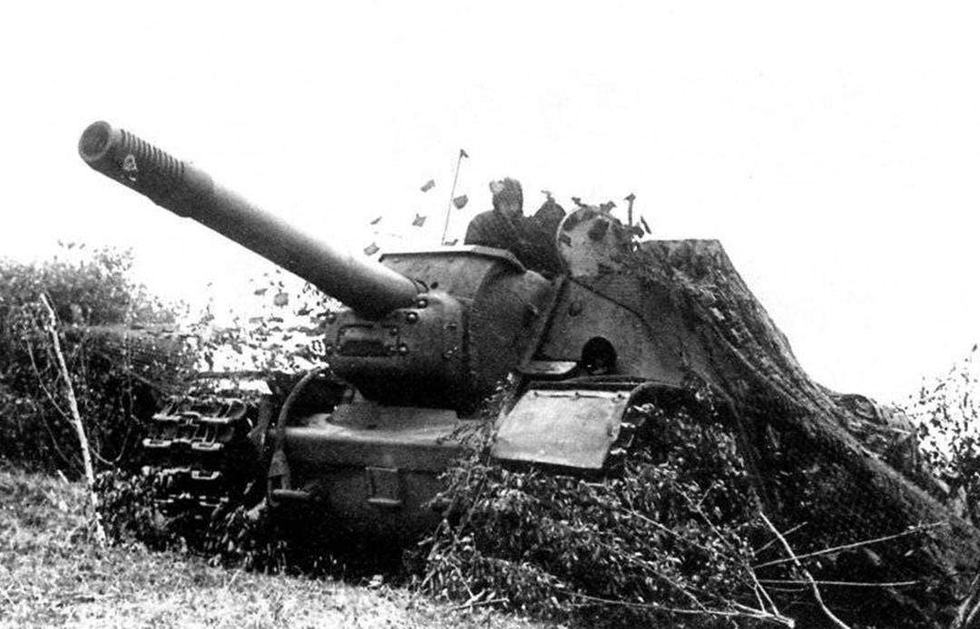 以kv-2底盘为基础,配备精度更高的m1937型152毫米榴弹炮,从