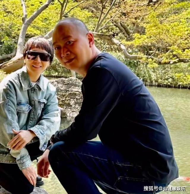 原创刘嘉玲陪家人去日本赏花78岁刘妈妈素颜出镜二人同框美丽优雅