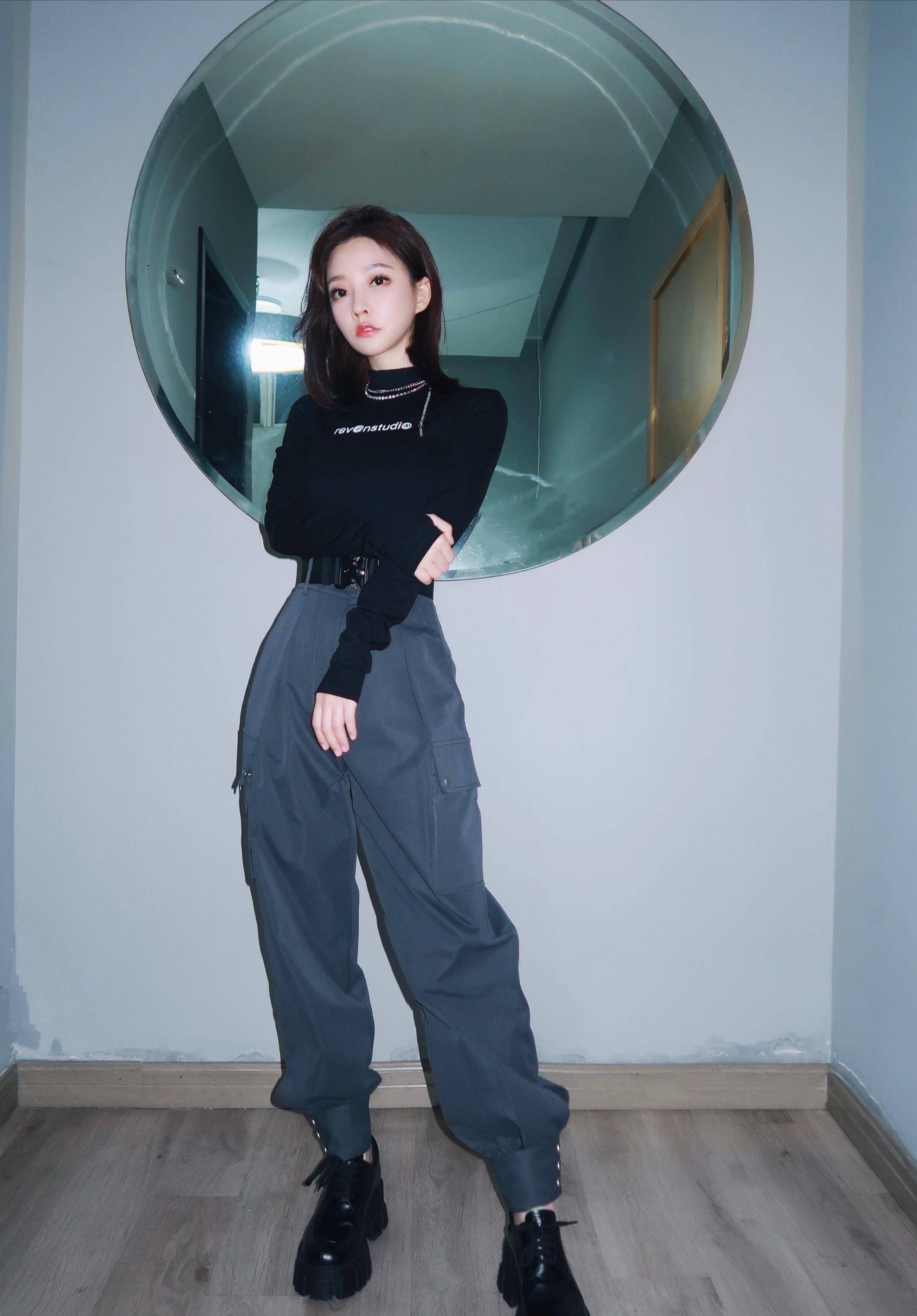 冯提莫很保守?穿抹身材礼服拍照双手遮事业线被称清纯邻家小妹