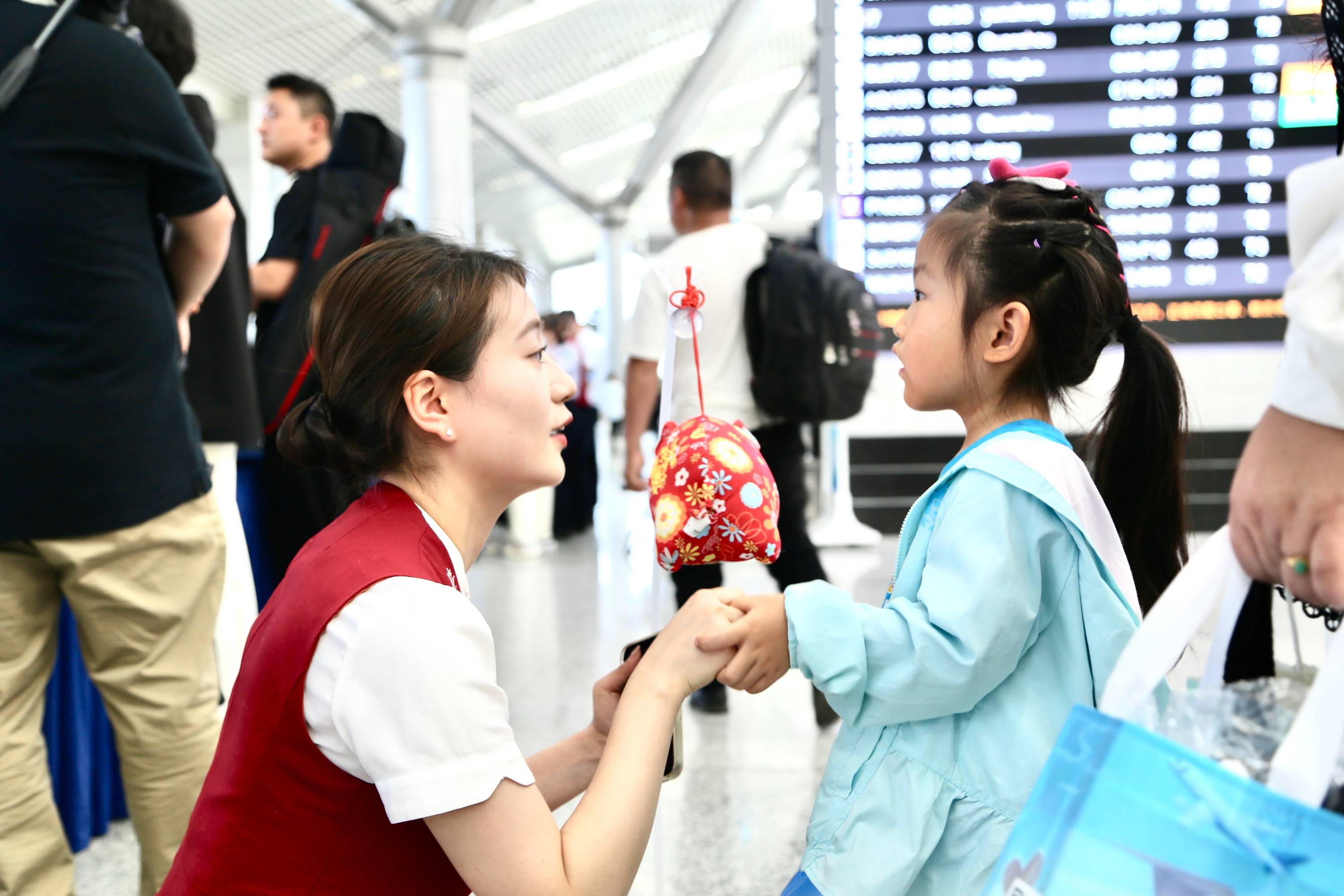 十年携手点亮蓝灯让星飞翔丨贵阳机场多年开展世界孤独症日公益活动