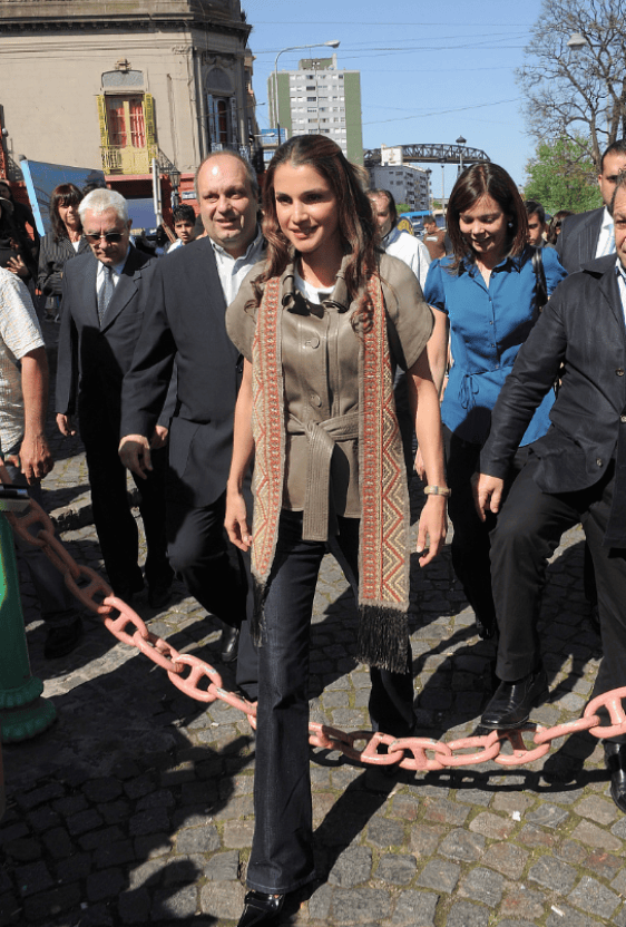 原创约旦王后越来越年轻穿红与黑拼色裙出席开斋节可是抢足了风头