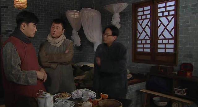 在紫荆城长大的李肃恭(黎耀祥饰),丹田(陈国邦饰),陈小凤(曹永廉饰)