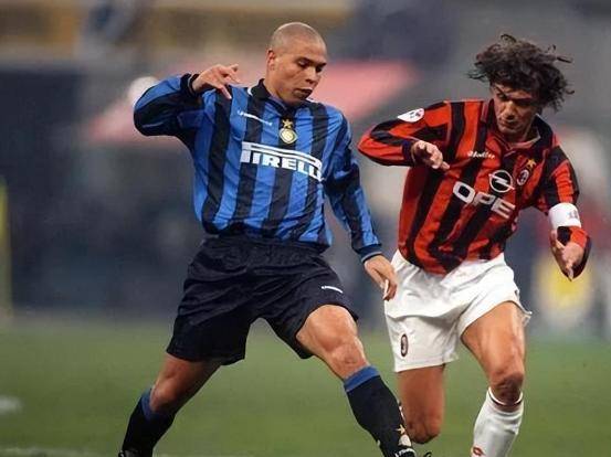 卡卡提及的这个话题,无疑是足球酒吧里的一杯烈酒,既热烈又醇厚,让人