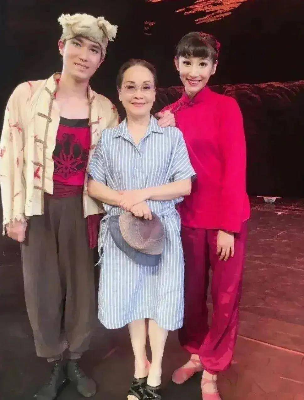 李谷一素颜合影终于不装了白发分明还驼背看着亲切反倒舒服