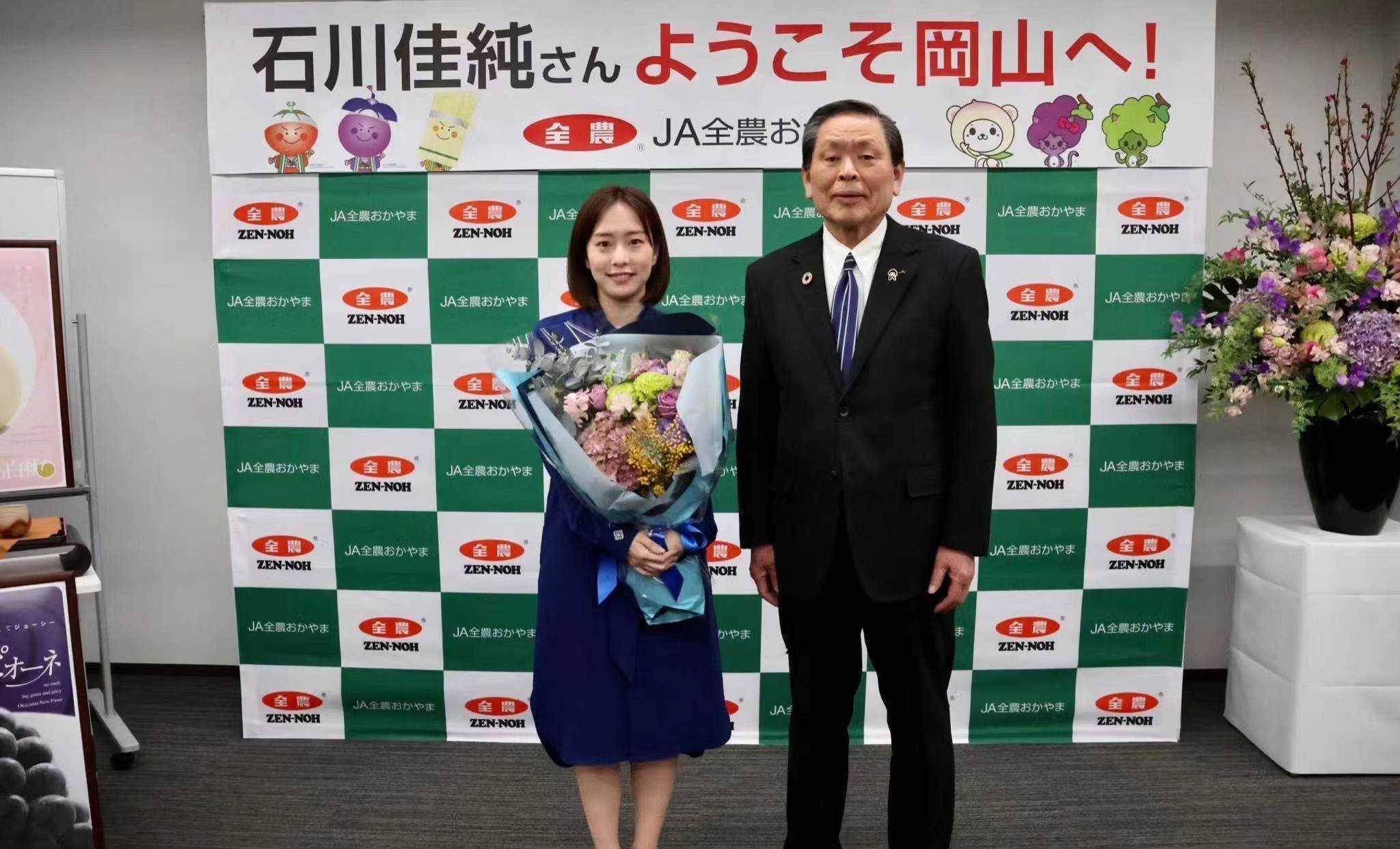 原创石川佳纯惊艳亮相黑色高跟鞋配全家福妹妹石川梨良同样美翻