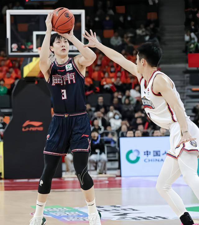 原创cba焦点战广东挑战同曦胡明轩对决林葳力争12连胜