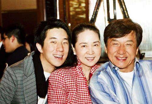 成龙的混乱爱情辜负初恋睡过舞女被邓丽君爱过