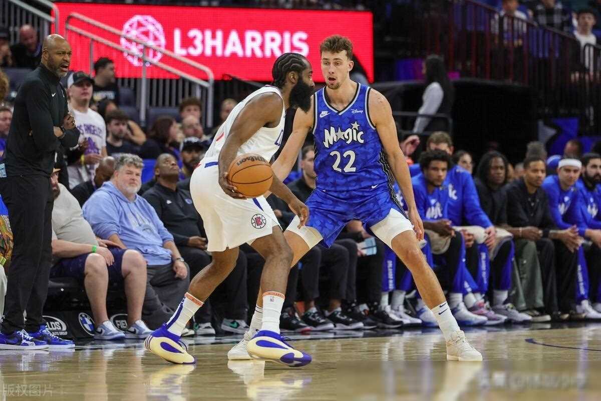 制胜抢断哈登虽低迷仍显功臣本色快船险胜小卡发挥神勇