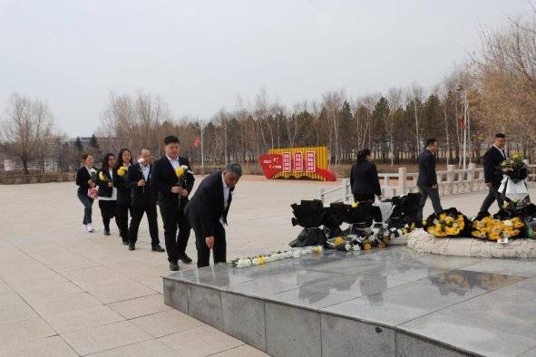 农发行依安县支行缅怀革命先烈传承红色基因