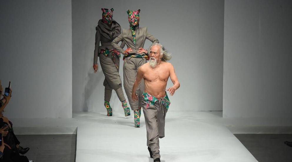 原创王德顺65岁演戏85岁学开飞机88岁在走秀30岁的你说太晚了