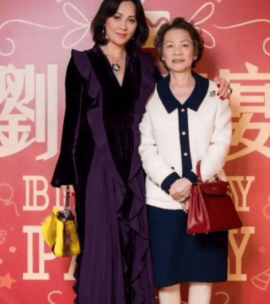刘嘉玲陪家人赴日本赏花,78岁刘妈妈素颜出镜,母女同框一样优雅