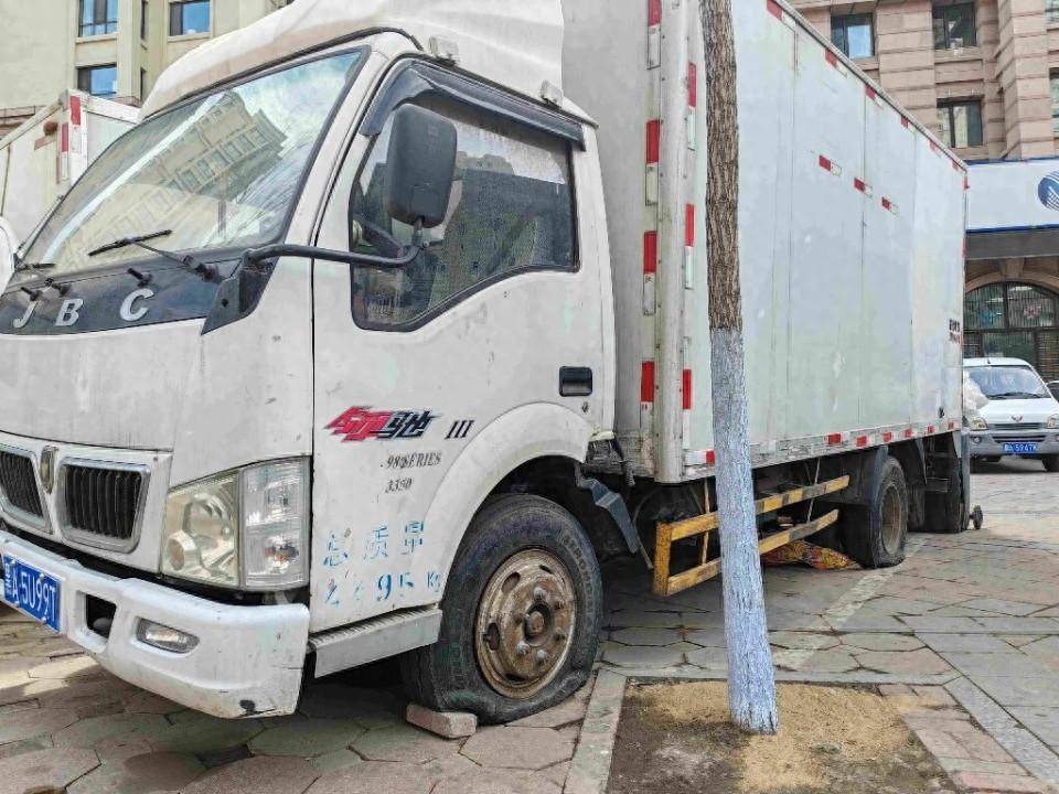 2日中午,记者来到现场看到, 在全盈生鲜门前的车位里停放了两辆白色