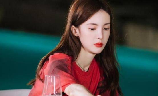 金晨与男嘉宾做布艺扎染意外发生肢体接触后两人反应截然不同