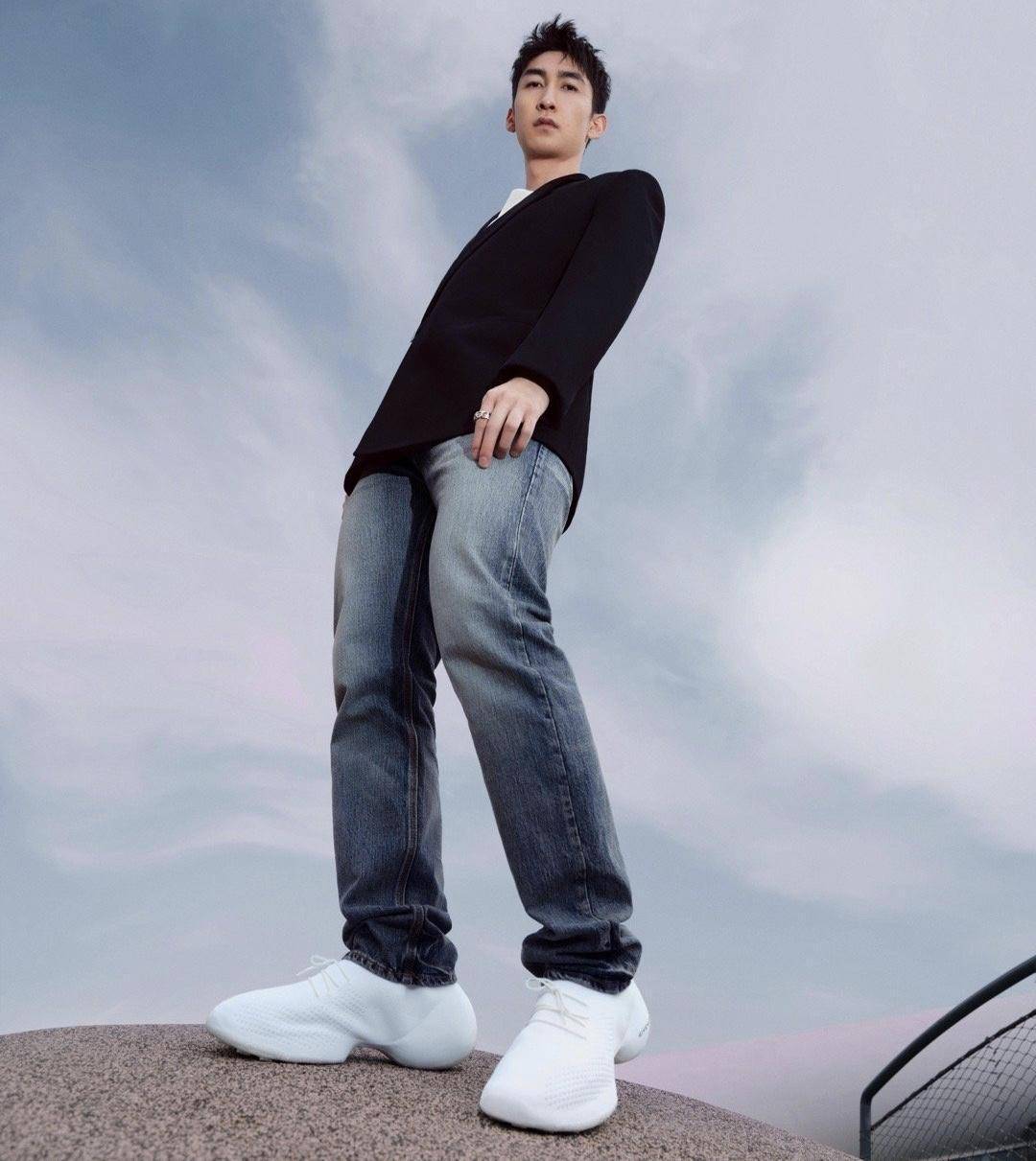 可能是武大靖身为一个运动员,长期的锻炼,使得他的肌肉非常的