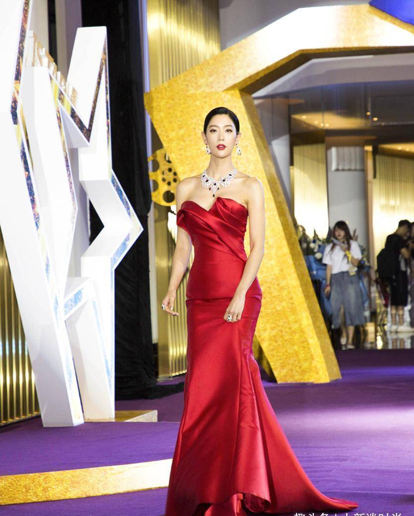 李成敏这也太时尚了穿抹身材礼服嫌不够身材前还故意时尚