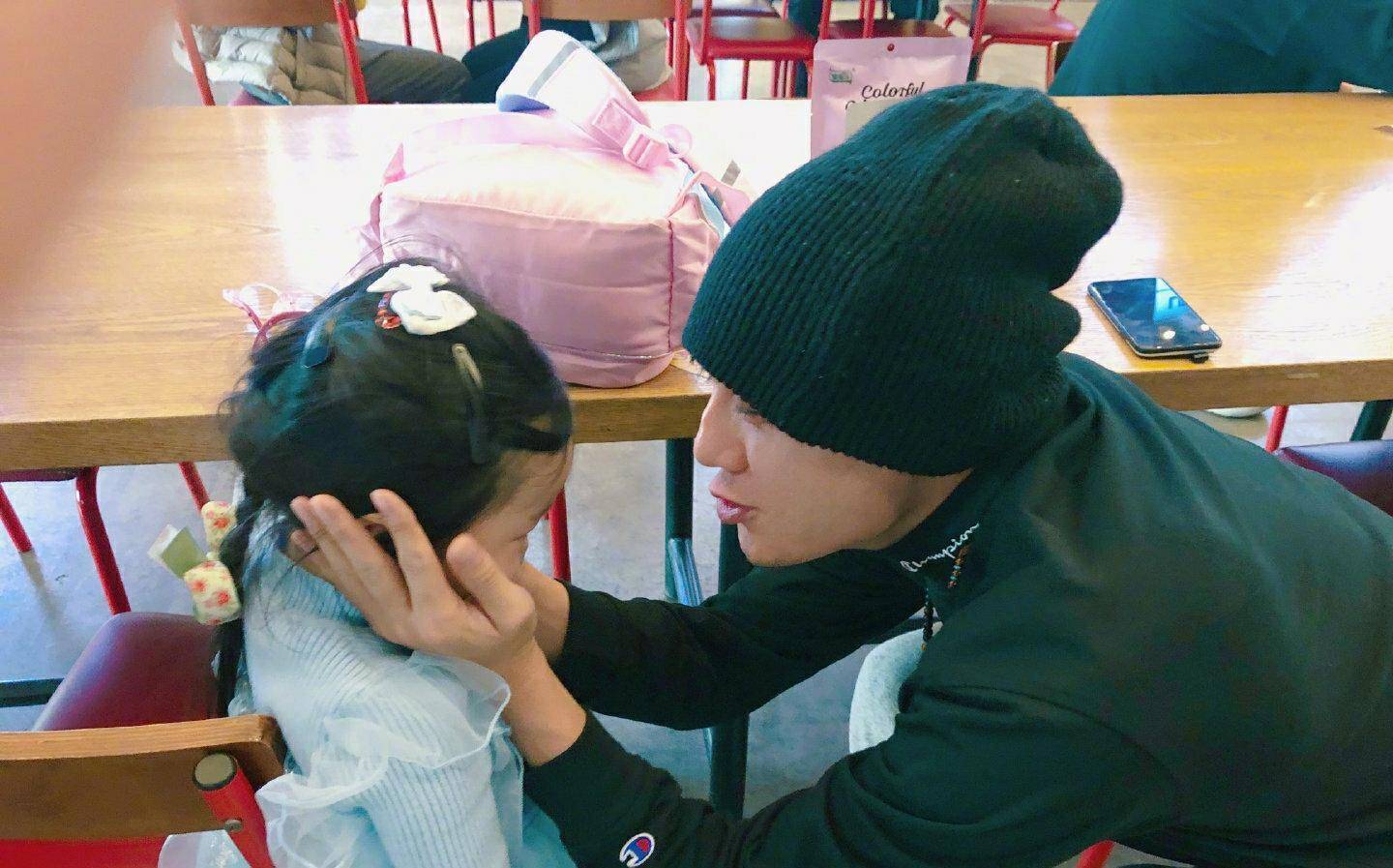 原创伊能静女儿米粒过生日低头许愿的样子超像秦昊夫妻俩的祝福超暖心