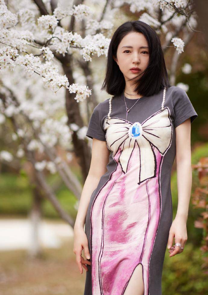 董璇晒照甜美温柔似少女小酒窝俏皮可爱越来越像高云翔