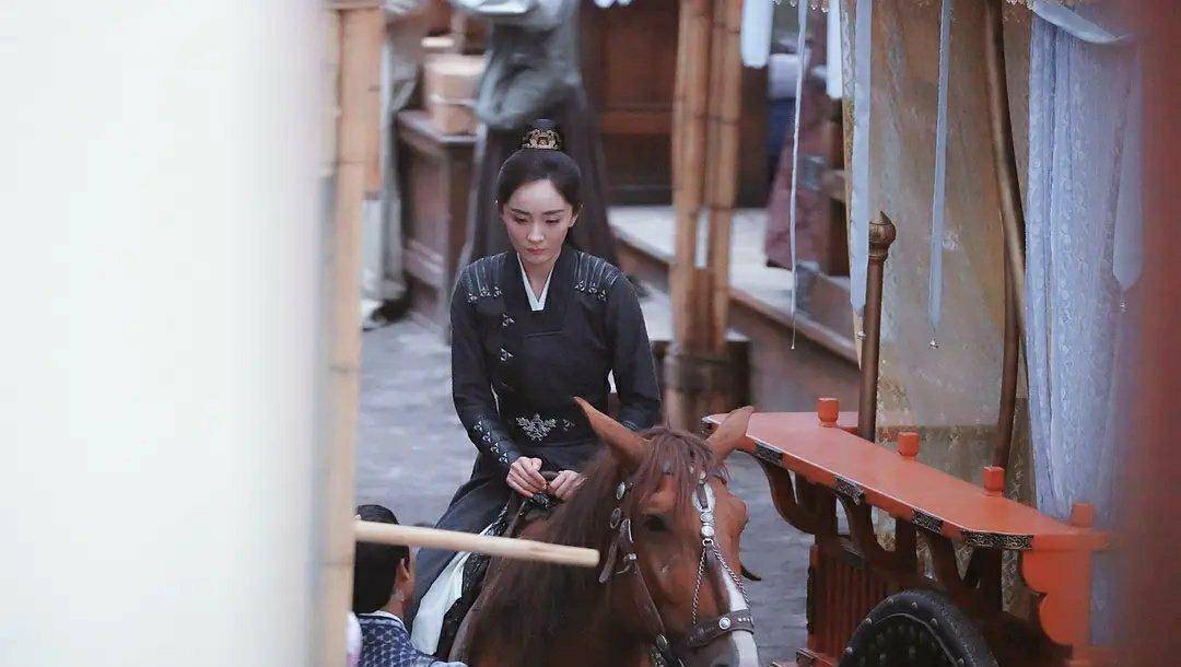 原创杨幂斛珠夫人曝光新路透一身淡粉色长衫仙气满满有白浅那味儿了