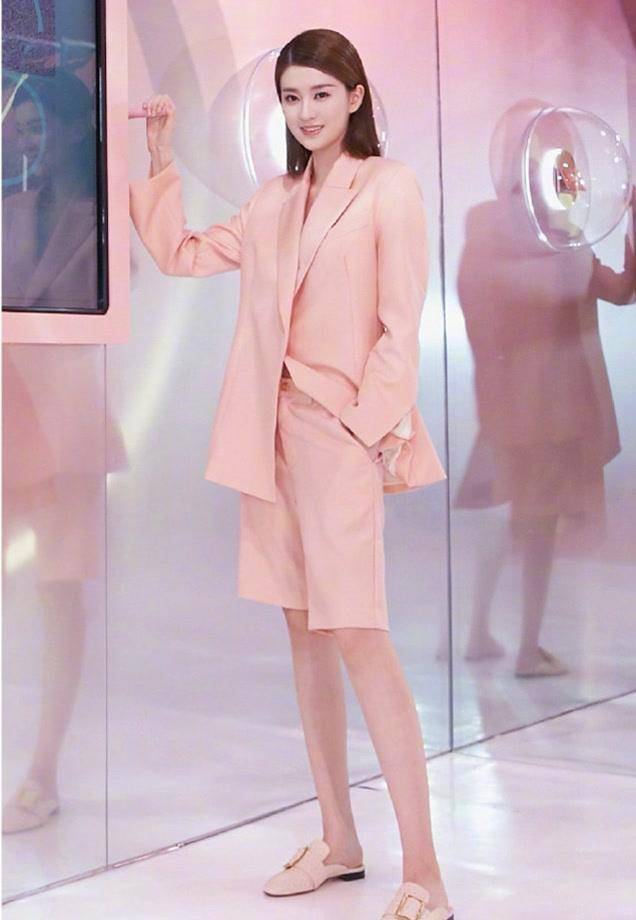 猝不及防的降温你需要一款西装凹造型倪妮干练杨幂飒气十足