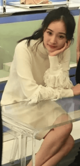 杨幂参加活动穿错鞋,又遭"透明"桌子考验,万能救场坐姿成经典_时候