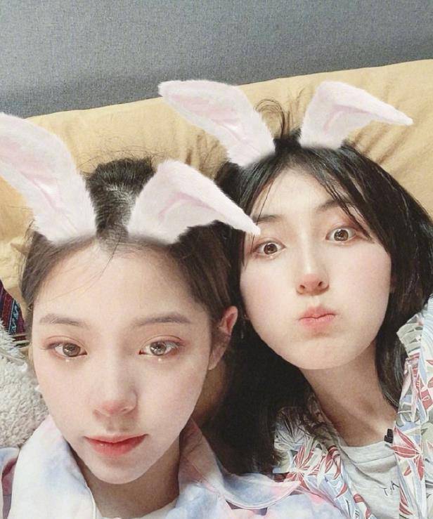 欧阳娜娜第一次录制向往的生活与张子枫亲密自拍同款雀斑妆太可爱